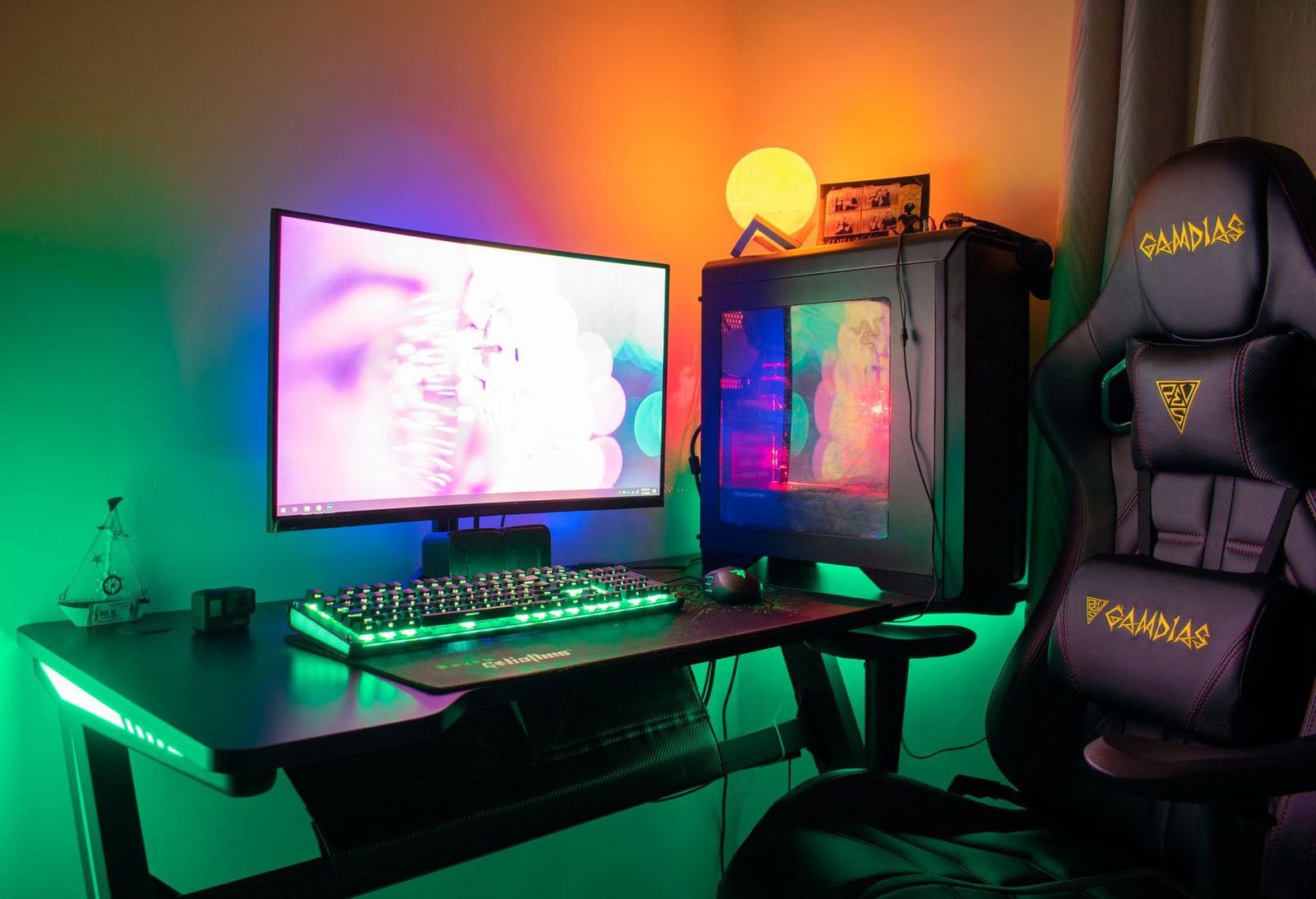 RGB 조명, 모니터, 게이밍 의자가 있는 어두운 방