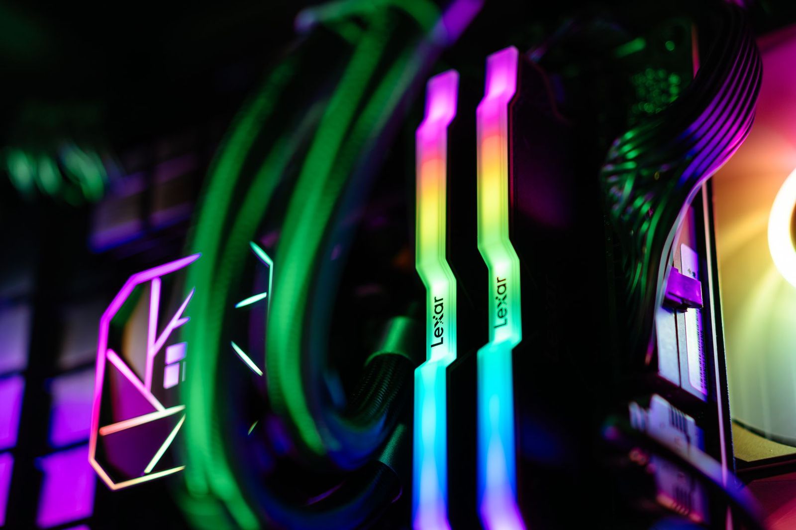 RGB 조명이 들어온 메모리와 쿨러