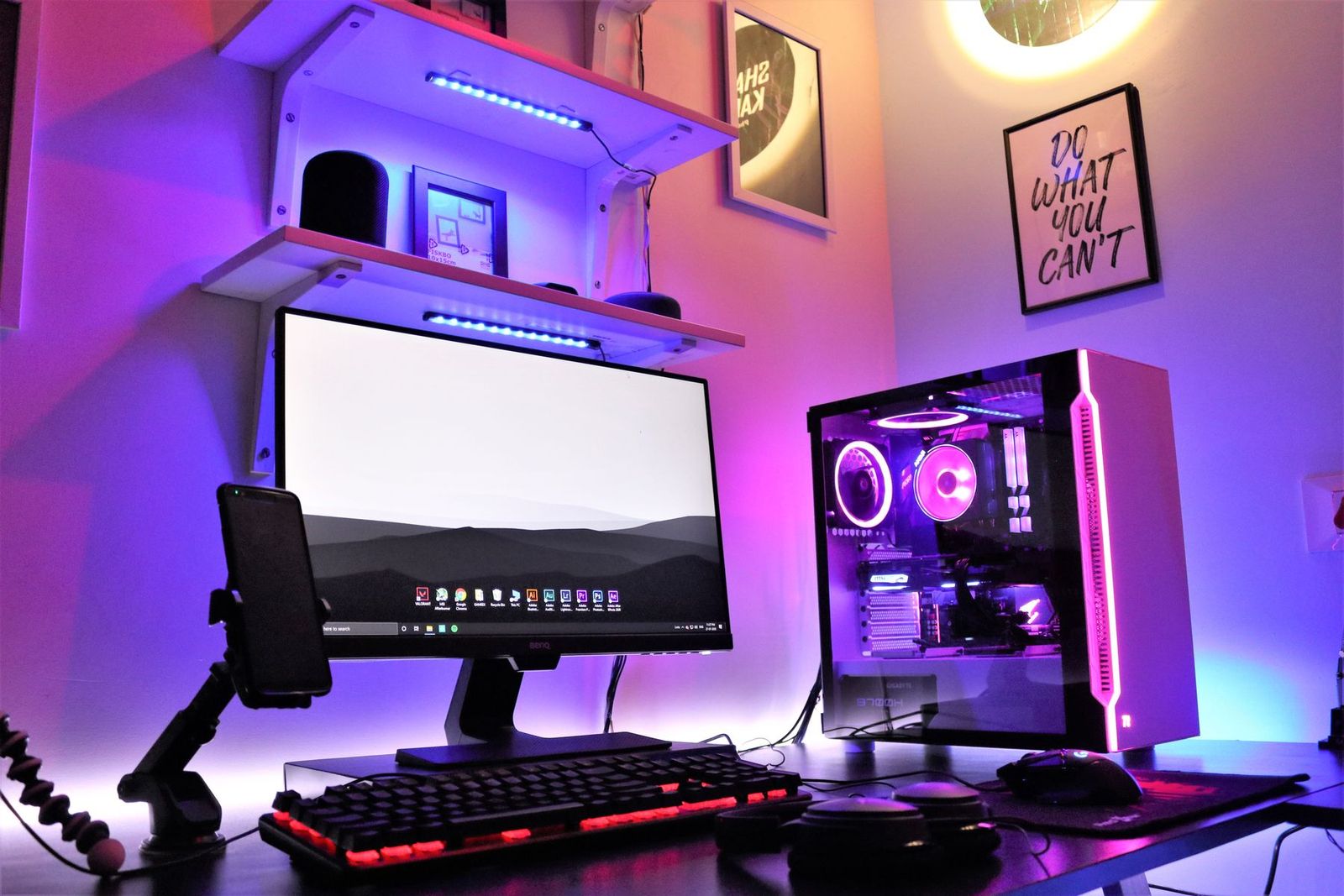 RGB 조명이 켜진 데스크톱과 모니터가 있는 게이밍 방